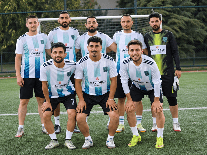 SPORT PRO müşterisi üzerinde isim numara ve arma baskılı futbol forması