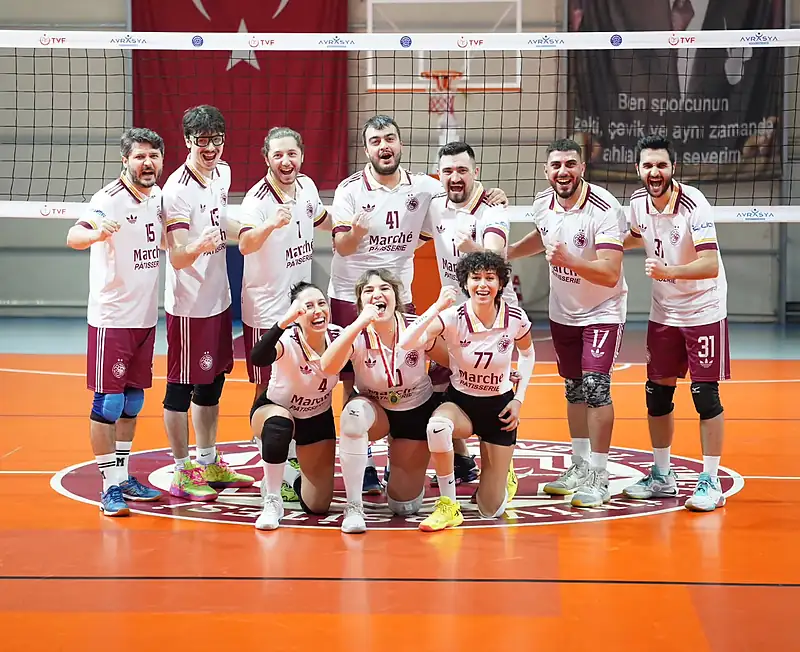 Bornova Gençlik takımı Sport Pro forması ile sahada